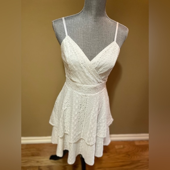 Le Chateau Dress - Picture 2 of 11